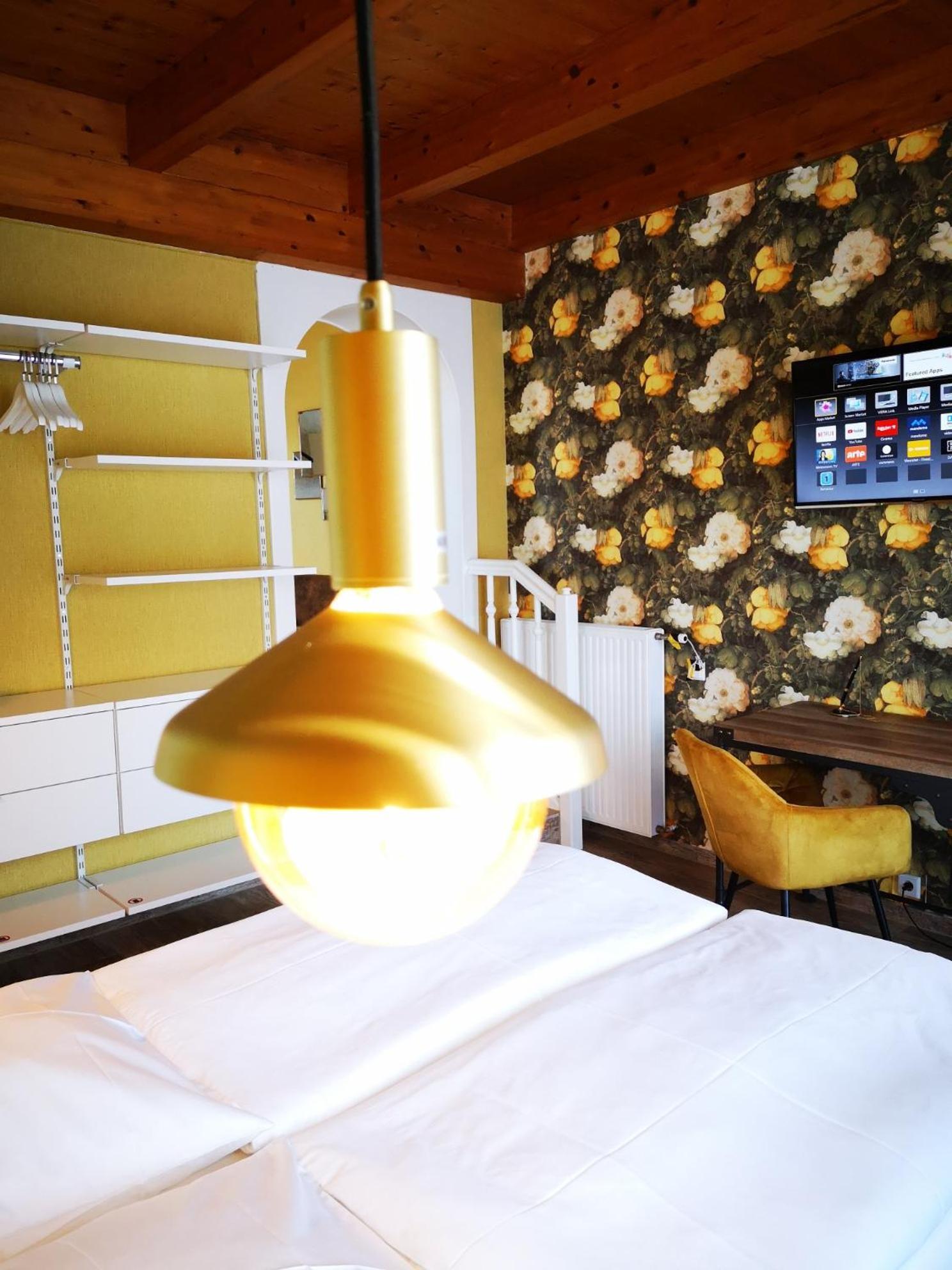 Aparthotel "Goldener Hahn Apartments" Бад Вальтерсдорф Экстерьер фото